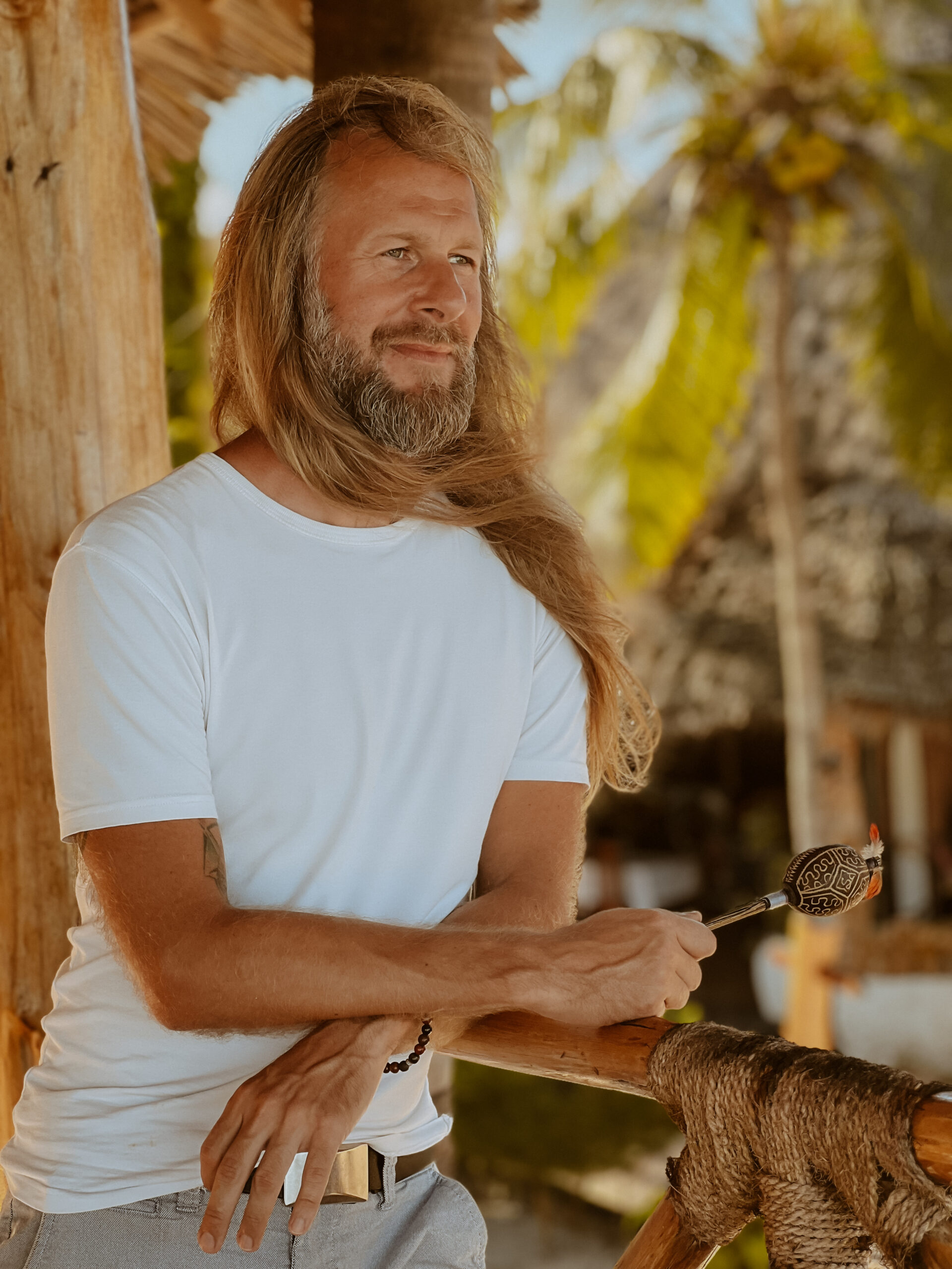 Łukasz Simran Deroń, nauczyciel Kundalini Jogi i trener oddechu, prowadzący warsztaty aktywacji kundalini w strefie VIP Świętokrzyskiego Festiwalu Mocy w Jurapark Bałtów